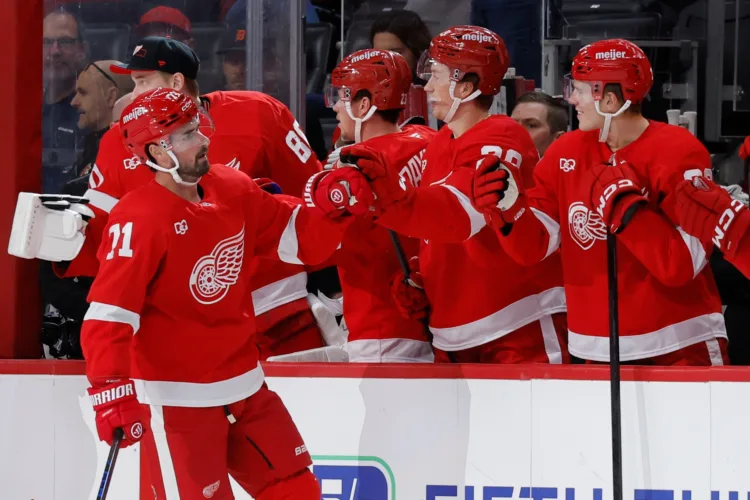 Larkin plays and scores for Red Wings